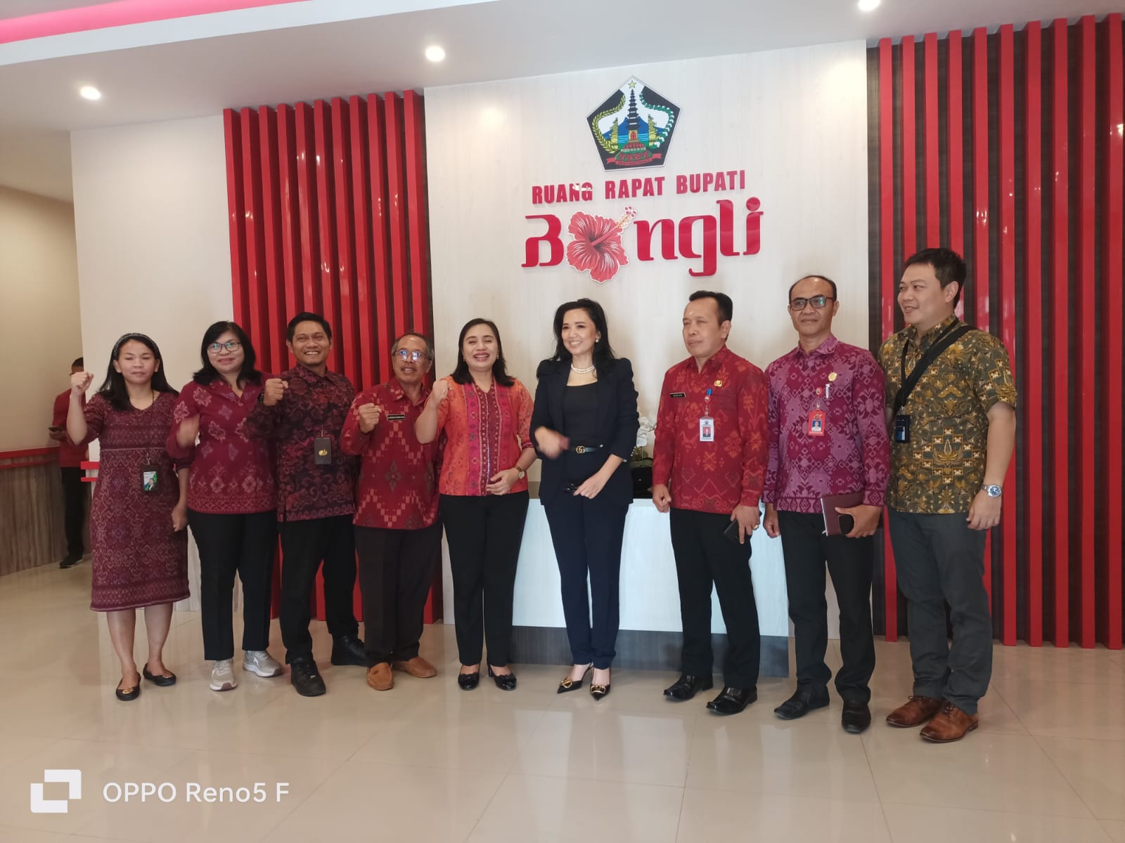 Kegiatan penyerahan simbolis kartu bpjs ketenagakerjaan dengan Pekerja rentan di sektor informal