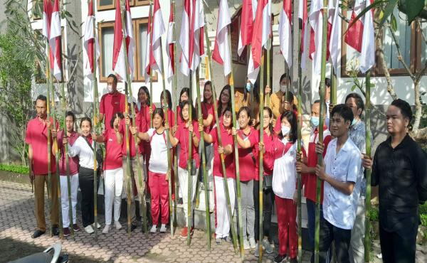 giat pemasangan bendera merah putih diseputaran kota bangli untuk mendukung dan mensukseskan 
