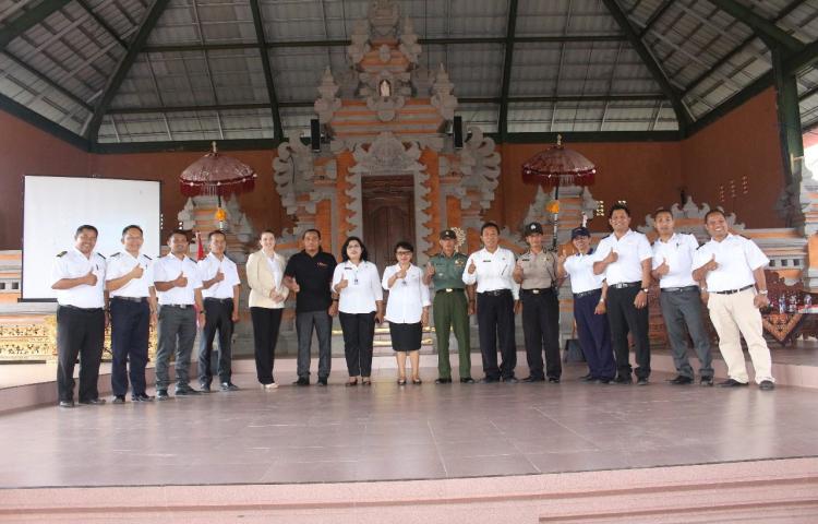 Plt . Kadis Koperasi UMKM, Nakertrans Kab. Bangli Buka Seminar Golden Age Queen International Bangli