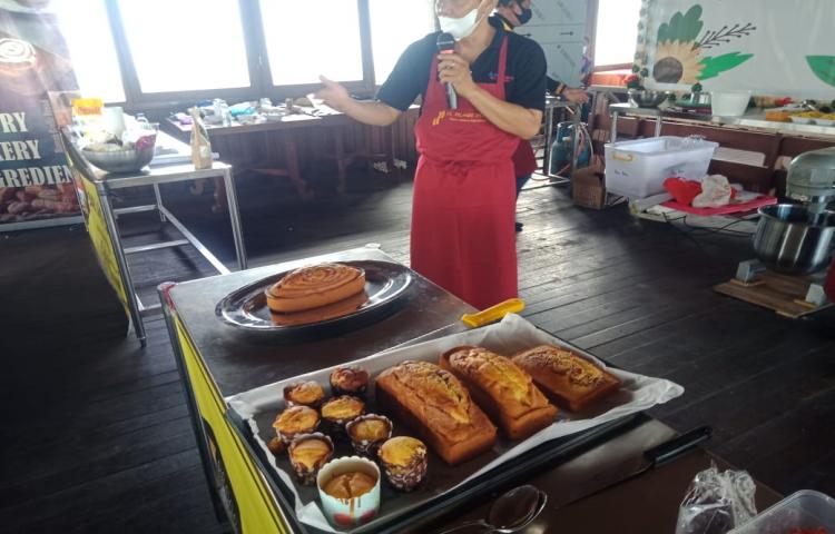 Produk hasil pelatihan roti (bakrey) oleh umkm di restaurant madu sari