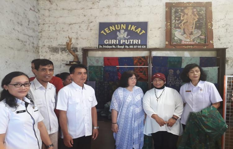 Verifikasi Lapangan Staf Kepresidenan RI ke UMKM pengerajin Tenun IKat  